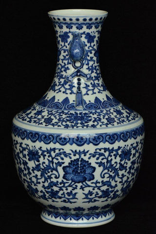 Fine Chinese Blue and White Vase Qianlong Mark